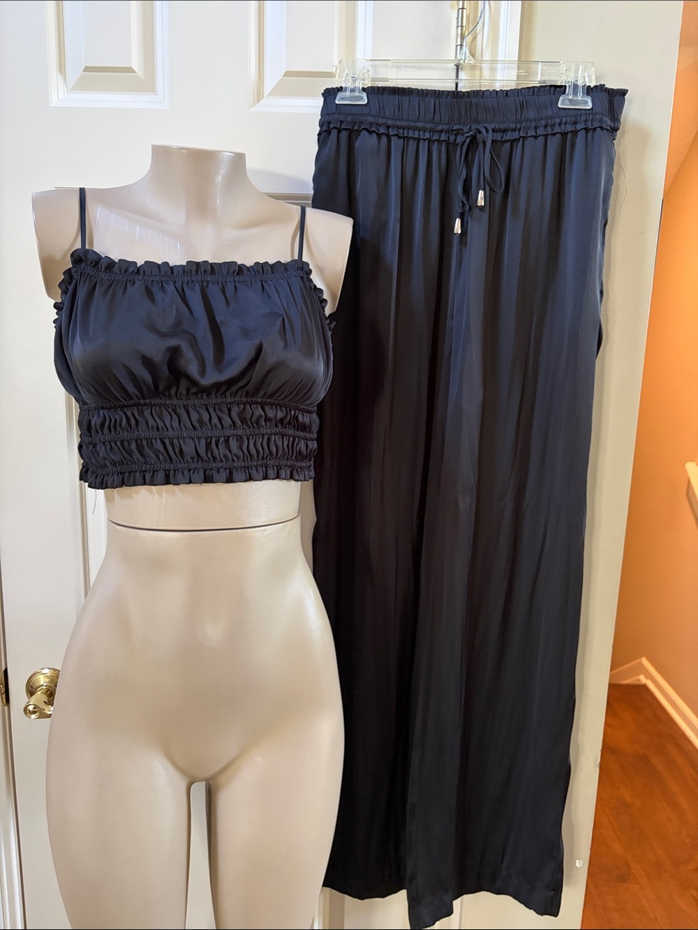 House of Harlow 1960 Black Satin Two-Piece Crop Top, flowy pant Set, med